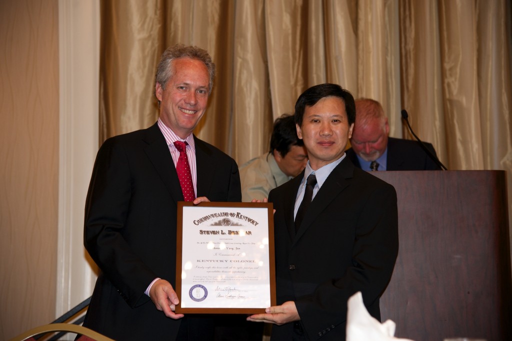 Louisville Mayer Greg Fisher presents Kentucky Colonel to GM Yang Jun